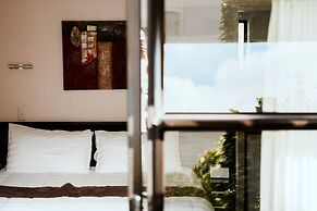 Tudor Court Motor Lodge