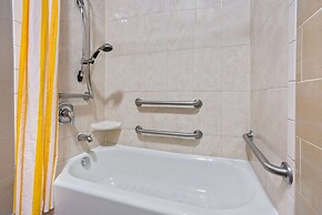 La Quinta Inn & Suites by Wyndham Houston Bush Intl Airpt E