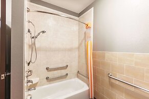 La Quinta Inn & Suites by Wyndham Houston Bush Intl Airpt E