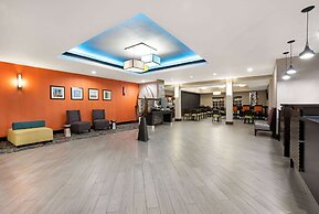 La Quinta Inn & Suites by Wyndham Houston Bush Intl Airpt E