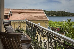 Faros Suites - Adults Only