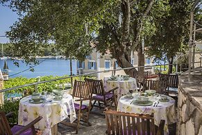 Faros Suites - Adults Only