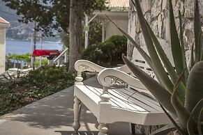 Faros Suites - Adults Only