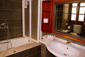 Faros Suites - Adults Only