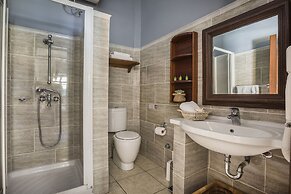 Faros Suites - Adults Only