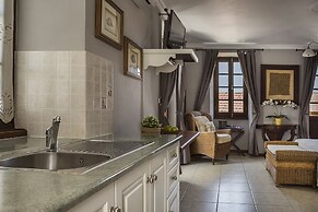 Faros Suites - Adults Only