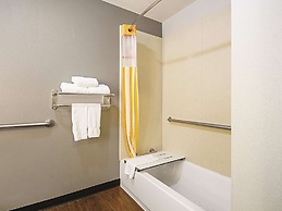 La Quinta Inn & Suites by Wyndham McKinney