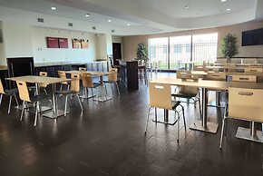 Days Inn & Suites by Wyndham Houston / West Energy Corridor