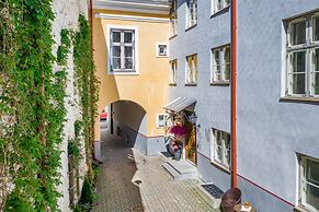 Meriton Old Town Garden Hotel