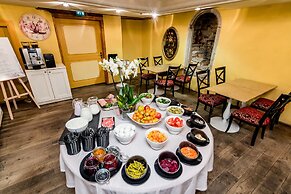 Meriton Old Town Garden Hotel