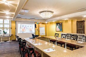 Meriton Old Town Garden Hotel