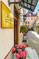 Meriton Old Town Garden Hotel