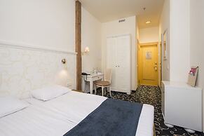 Meriton Old Town Garden Hotel