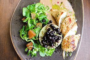 Meriton Old Town Garden Hotel