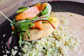 Meriton Old Town Garden Hotel