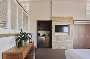 Caves Coastal Bar & Bungalows