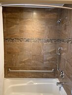 The Lionstone Inn Motel and Cottages