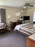 The Lionstone Inn Motel and Cottages