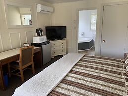 The Lionstone Inn Motel and Cottages