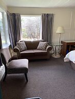 The Lionstone Inn Motel and Cottages