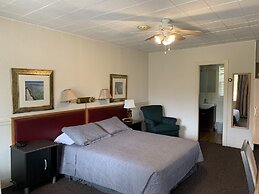 The Lionstone Inn Motel and Cottages