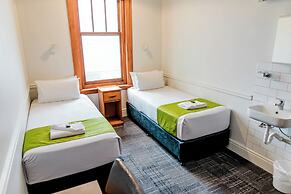 The Cambridge Hotel & Backpackers
