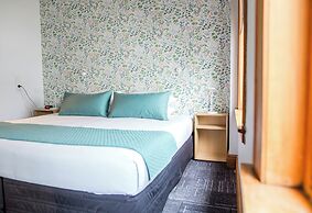 The Cambridge Hotel & Backpackers