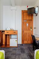 The Cambridge Hotel & Backpackers