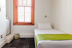 The Cambridge Hotel & Backpackers