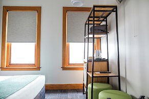 The Cambridge Hotel & Backpackers