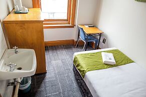 The Cambridge Hotel & Backpackers