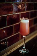 The Cambridge Hotel & Backpackers