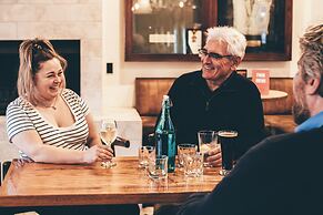 The Cambridge Hotel & Backpackers