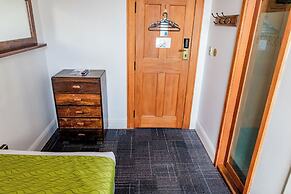 The Cambridge Hotel & Backpackers