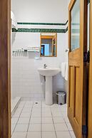 The Cambridge Hotel & Backpackers