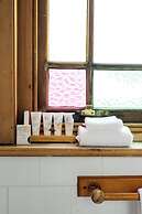 The Cambridge Hotel & Backpackers