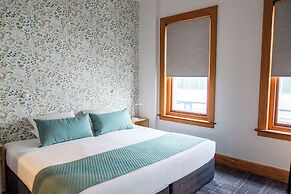 The Cambridge Hotel & Backpackers