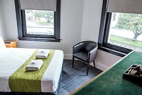 The Cambridge Hotel & Backpackers