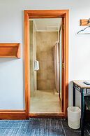 The Cambridge Hotel & Backpackers