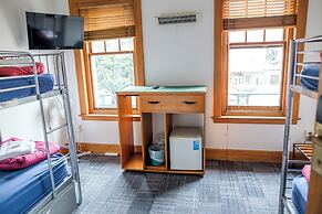 The Cambridge Hotel & Backpackers