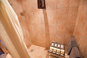 The Cambridge Hotel & Backpackers