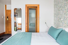 The Cambridge Hotel & Backpackers