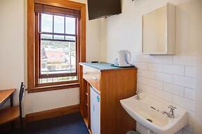 The Cambridge Hotel & Backpackers