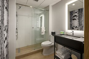 Peaks Hotel and Suites