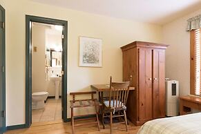 Hotel Auberge Le Lupin B&B, Mont-Tremblant, Canada - Lowest Rate ...