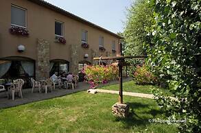 Hôtel-Restaurant La Crèche et sa piscine intérieure - Logis Hôtels