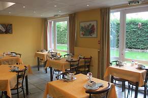 Hôtel-Restaurant La Crèche et sa piscine intérieure - Logis Hôtels