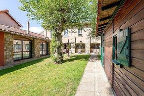 Hôtel-Restaurant La Crèche et sa piscine intérieure - Logis Hôtels