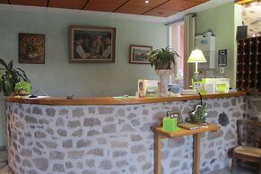 Hôtel-Restaurant La Crèche et sa piscine intérieure - Logis Hôtels