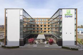 Holiday Inn Express Zurich Airport by IHG